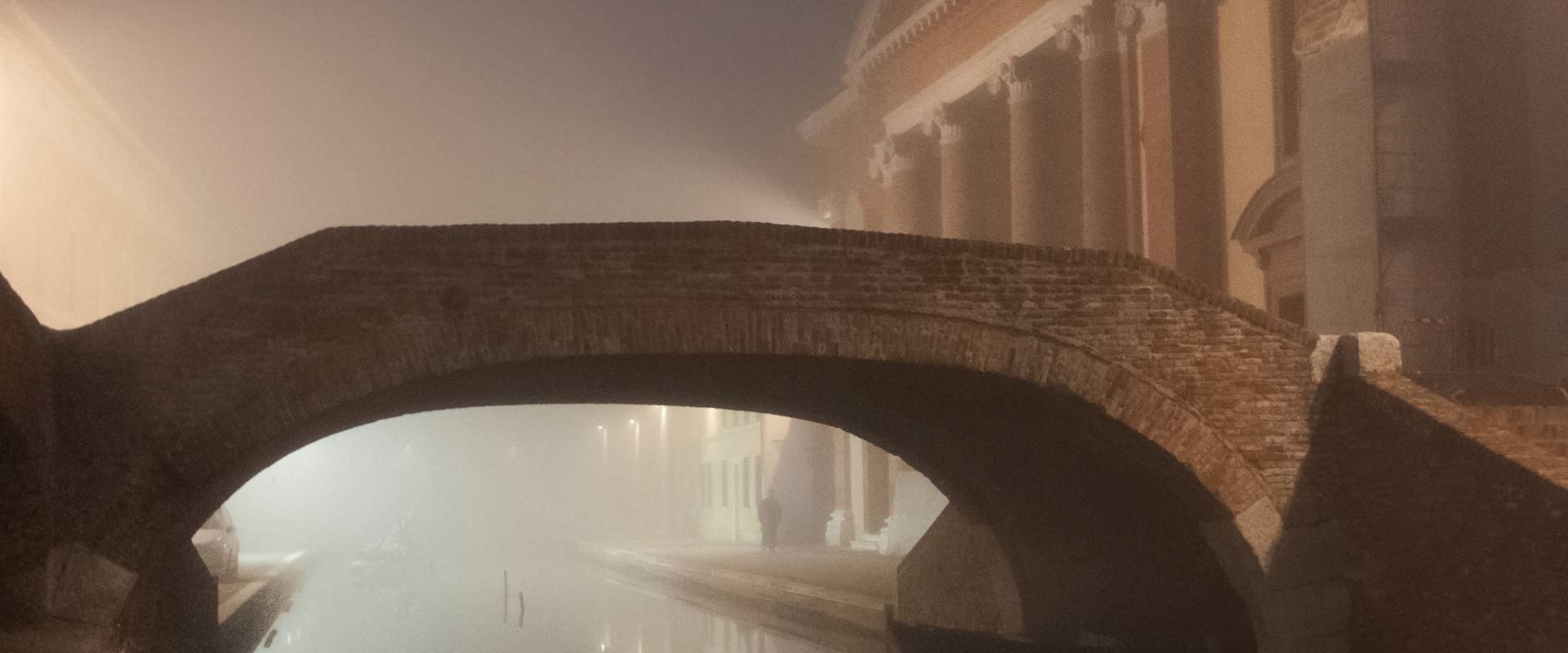 Luci nella nebbia foto di Vanni Lazzari